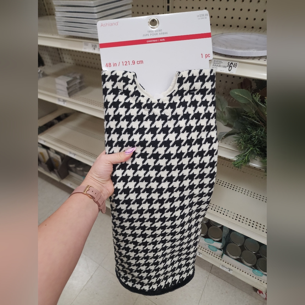 Houndstooth tree skirt new